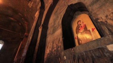 Khor Virap Manastırı 'ndaki St. Gevorg Şapeli' nde sergilenen İsa 'yı tutan bir simge.