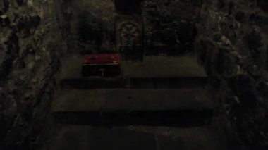Khor Virap Manastırı 'ndaki St. Gevorg Kilisesi' nin altında bir yeraltı hapishanesi.
