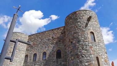 Khor Virap 'te eski bir kule, mavi gökyüzünün arka planına kurulmuş.