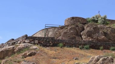 Khor Virap 'in tepesinde haçlı oyulmuş bir taş.