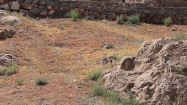 Khor Virap 'in tepesinde haçlı oyulmuş bir taş.