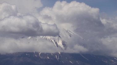 Khor Virap Manastırı 'nda görüldüğü gibi Ararat Dağı' nın karla kaplı zirvesi