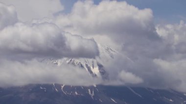 Khor Virap Manastırı 'nda görüldüğü gibi Ararat Dağı' nın karla kaplı zirvesi