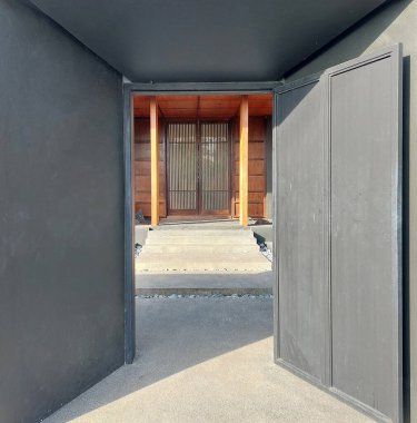 Büyük siyah bir demir kapı.