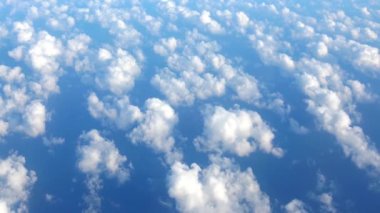Gökyüzündeki bulutlar bir uçak penceresinden görüldüğü gibi