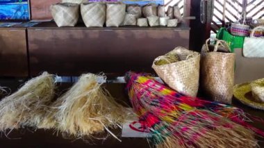 Port Vila 'daki Efate Adası' ndaki el yapımı eşya pazarında bir sepet dükkanı.