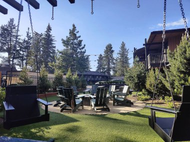 Tahoe Gölü 'ndeki bir otel bahçesinde ateş çukurları.