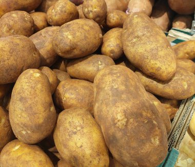 Bangkok, Tayland 'daki bir süpermarketin gıda bölümünde çiğ patates sergileniyor..