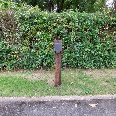 Bahçe sanatı eve giden yolu süslüyor.