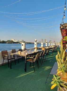 Bangkok 'taki Chao Phraya nehrinin oradaki bir Tayland restoranının akşam ortamı.