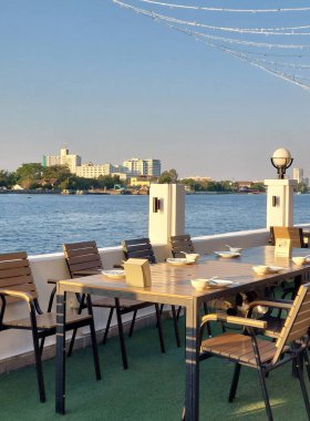 Bangkok 'taki Chao Phraya nehrinin oradaki bir Tayland restoranının akşam ortamı.