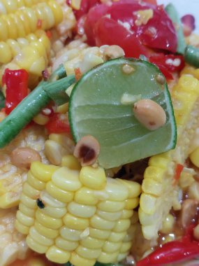 Domatesli, uzun fasulyeli ve fıstıklı Tayland usulü mısır salatası.