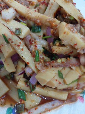 Baharatlı Tayland bambu filizleri mayalanmış balık, kırmızı soğan, taze soğan, nane ve acılı