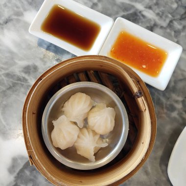 Buharda karides köftesi Bangkok 'ta bir restoranda bambu buharlı sepetinde servis ediliyor..