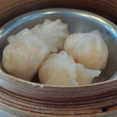 Buharda karides köftesi Bangkok 'ta bir restoranda bambu buharlı sepetinde servis ediliyor..