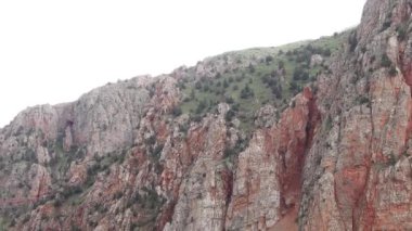 Ermenistan 'ın en ünlü yerlerinden biri olan Noravank Manastırı' nı çevreleyen kızıl kayalıklar ve yemyeşil alanlar