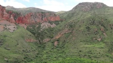 Ermenistan 'ın en ünlü yerlerinden biri olan Noravank Manastırı' nı çevreleyen kızıl kayalıklar ve yemyeşil alanlar