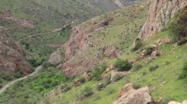 Amaghu Vadisi 'nin nefes kesici doğal manzarası Ermenistan' daki Noravank Manastırı 'ndan izleniyor.
