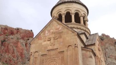 Ermenistan 'daki Noravank Manastırı' ndaki Astvatsatsin Kilisesi 'nin antik Ermeni mimarisi.