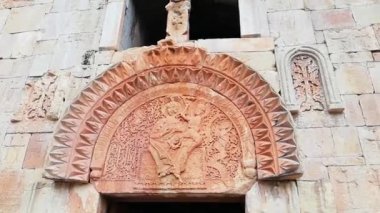 Noravank Manastırı 'ndaki Surb Karapet Kilisesi' nin ön cephesinde Tanrı ve Ermenistan 'ın bir tasviri yer alıyor.
