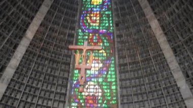Rio de Janeiro 'daki Metropolitan Katedrali' nin vitray pencereleri İsa 'nın yaşamından ve çeşitli azizlerden sahneleri resmediyor.