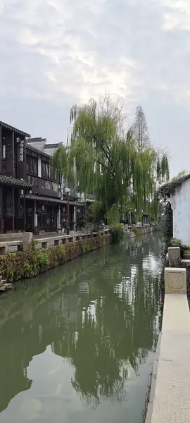 Eski su kasabası Zhouzhuang 'daki evler ve binalar.