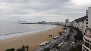 Rio de Janeiro, Brezilya 'daki Copacabana Plajı bulutlu bir günde.