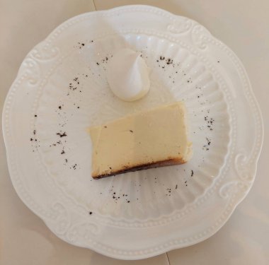 Ev yapımı Bask peynirli keki bir pastanenin yemek masasında yaktı. 