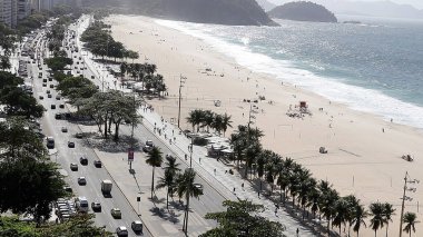 Rio de Janeiro, Brezilya 'da Copacabana Sahili' nin önünde trafik var.