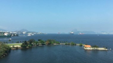 Niteri, Rio de Janeiro, Brezilya 'daki Mocangue Adası' ndaki kargo gemilerinin manzarası ve trafiği