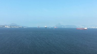Manzara, petrol terminali ve tankerler Guanabara Körfezi, Rio de Janeiro, Brezilya.