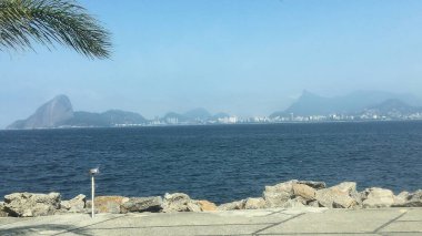 Guanabara Körfezi ve Brezilya 'nın Rio de Janeiro kentinin gündüz görüntüsü