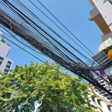 Karışık elektrik kabloları ve Tayland, Bangkok 'ta bir yerleşim yeri.