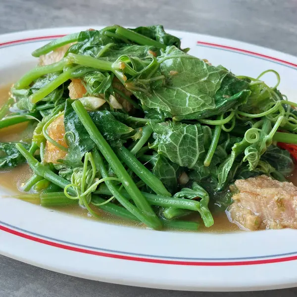 Kızarmış acı kabak filizleri çıtır çıtır domuz eti, baharatlı ve sarımsaklı.