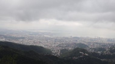 Brezilya 'nın Rio de Janeiro kentindeki Corcovado Dağı' nın tepesinden yoğun kalabalık evler ve yüksek binaların manzarası