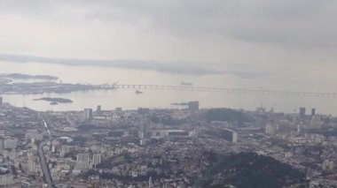 Brezilya 'nın Rio de Janeiro kentindeki Corcovado Dağı' nın tepesinden yoğun kalabalık evler ve yüksek binaların manzarası