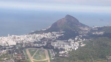 Brezilya 'nın Rio de Janeiro kentindeki Corcovado Dağı' nın tepesinden yoğun kalabalık evler ve yüksek binaların manzarası