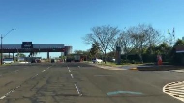 Brezilya 'da Itaipu Binacional' in otoparkına doğru giden araçlar yolda ilerliyor..