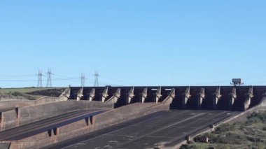 Brezilya tarafındaki Itaipu Hidroelektrik Barajı 'nın sızıntı noktası