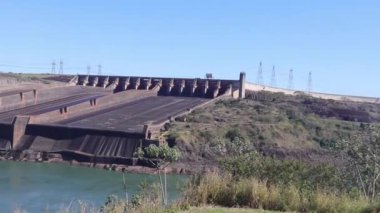 Brezilya tarafındaki Itaipu Hidroelektrik Barajı 'nın sızıntı noktası