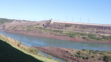 Brezilya tarafındaki Itaipu Hidroelektrik Barajı 'nın sızıntı noktası