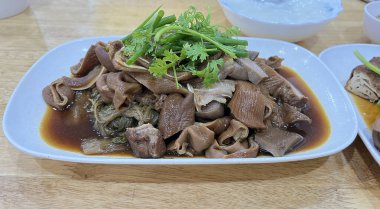 Soya soslu güveçte domuz sakatatı.