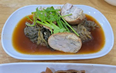 Çin usulü pişirilmiş domuz beyni, Phnom Penh, Kamboçya 'da bir restoranda servis ediliyor..