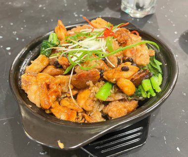 Tavuk ve Çin sosisli kil çömlek pilavı.