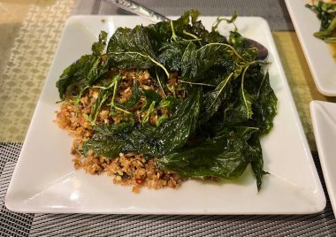 Zencefil ve biberli kızarmış yayın balığı.