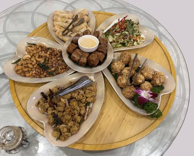 Beş çeşit kızarmış yemek ve baharatlı sebze salatasından oluşan Çin ziyafeti aperatifleri.. 