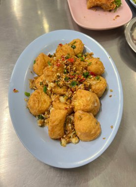 Bangkok, Tayland 'da yerel bir restoranda servis edilen tuzlu ve acılı kızarmış yumurtalı tofu..
