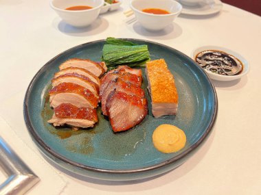 Kızarmış ördek, mangalda domuz eti ve hardallı kızarmış domuz göbeği.