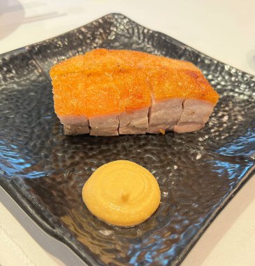 Çıtır çıtır ev yapımı domuz rostosu.