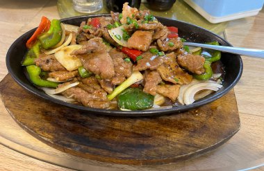 Kızarmış fileto, istiridye soslu, soğanlı ve tatlı dolmalık biberli Hong Kong usulü.